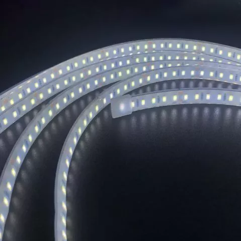 Was sind die Merkmale der Lichtquelle für gemeinsame LED-LED-Leichtspannungs-Lichtstreifen?
